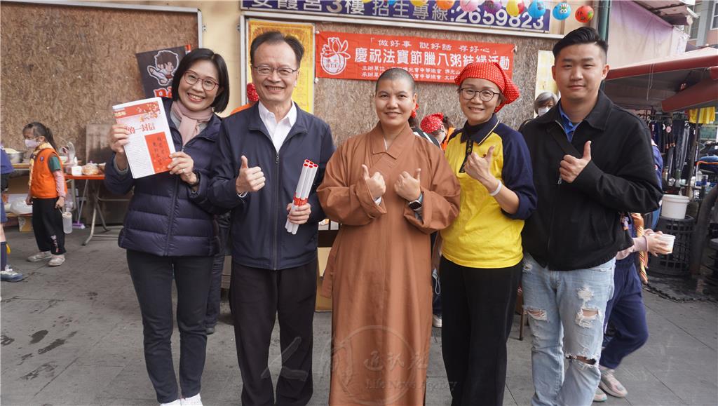 活動中嘉義監獄典獄長蔡景裕(左2)蒞臨現場共襄盛舉，歡喜與如君法師及第二分會會長邱惠玲(右2)合影。.jpg