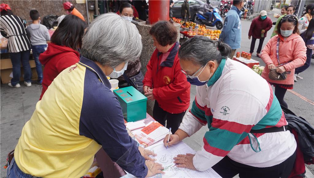 現場民眾正在進行蔬食A計畫連署活動，以蔬食行動守護地球，善盡環保責任。.jpg