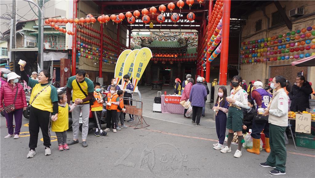 「好吃的臘八粥、平安粥，快來與佛祖結緣，把平安帶回家！」大林佛光童軍團及大林佛光青年團熱情的邀請民眾