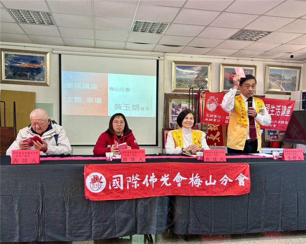 林宏弦(右1)分享祖母教誨帶給他的溫暖與啟發，並鼓勵年長者以慈悲與德行為後代留下珍貴遺產，指出正信宗教