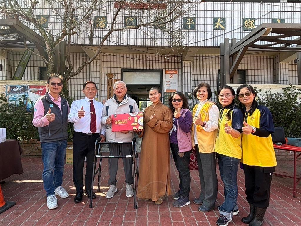 講座結束後，太平村長顏清雅(左3)與如君法師、義工歡喜合影。.jpg