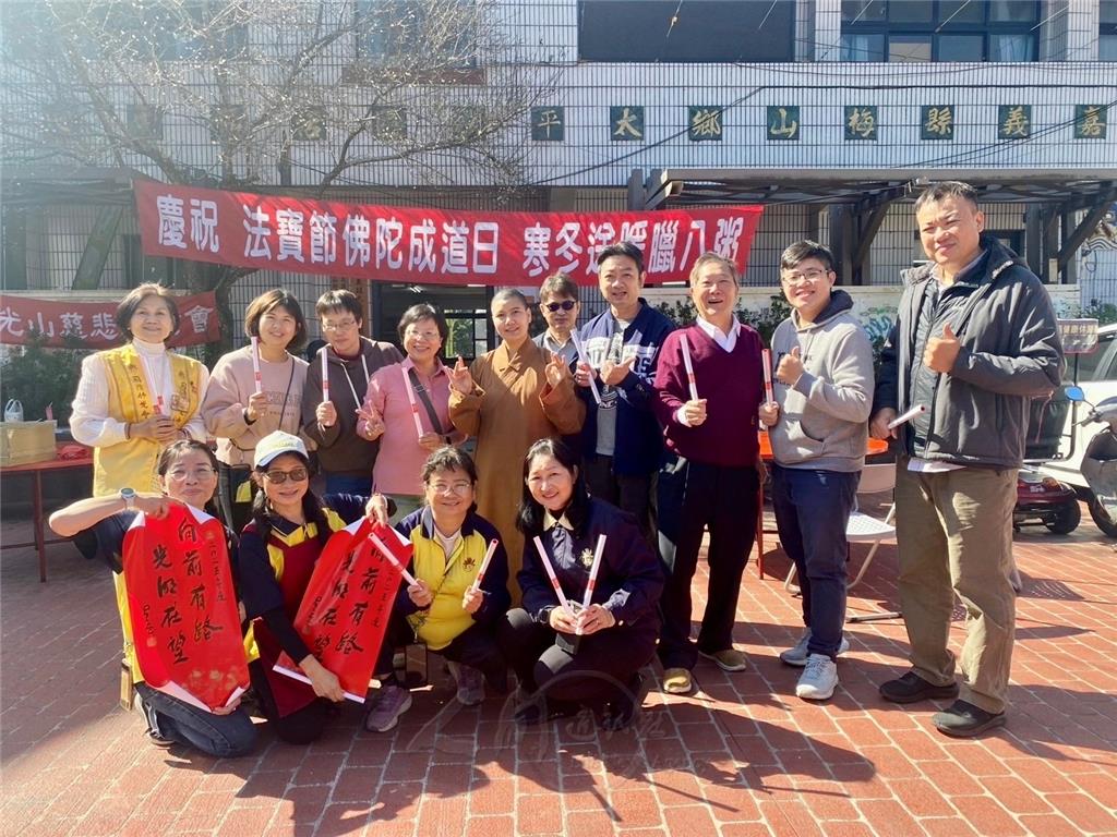 大眾於活動中心前廣場歡喜合影。.jpg