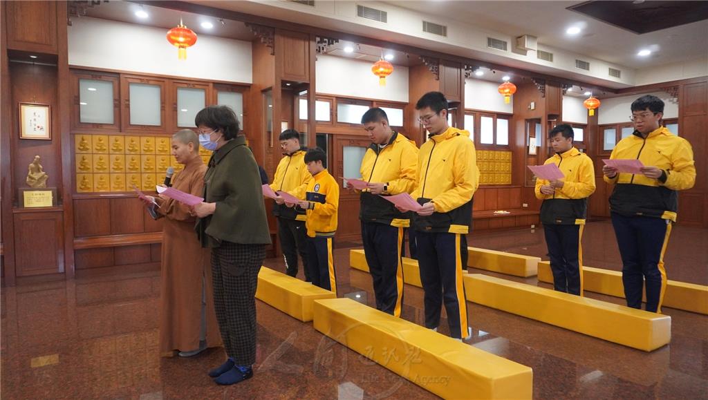 如君法師帶領全體師生共同恭誦佛光山開山祖師星雲大師〈為考生祈願文〉，祈願考生們能以平穩的心態迎接學測