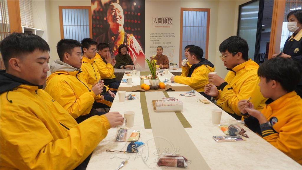 義工們準備暖心的點心外，如君法師還親自烹煮印度熱奶茶招待師生。在寒冬中，溫暖的茶香與師生的歡笑交織，