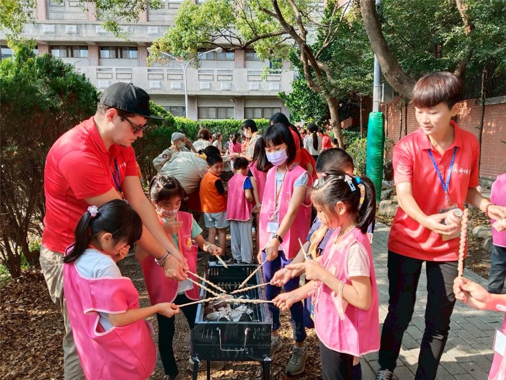 「童軍技能」主題團集會，大小朋友體驗烤蛇麵。.png