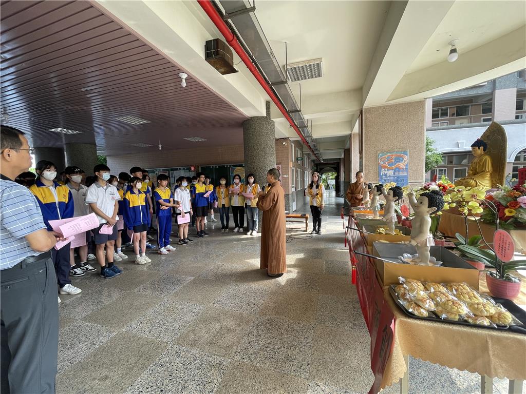 如君法師提醒學生，若感壓力沉重，不妨三稱「南無本師釋迦牟尼佛」，讓心定下來，喚回信心與勇氣，開啟智慧