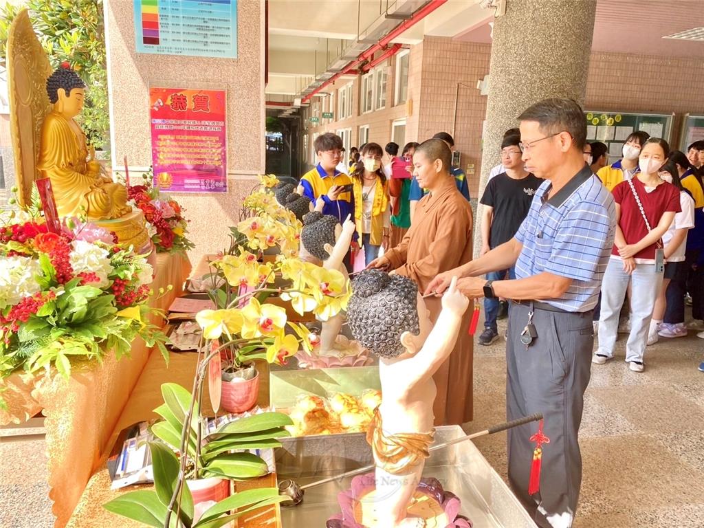 如君法師與梅山國中校長浴佛。.jpg