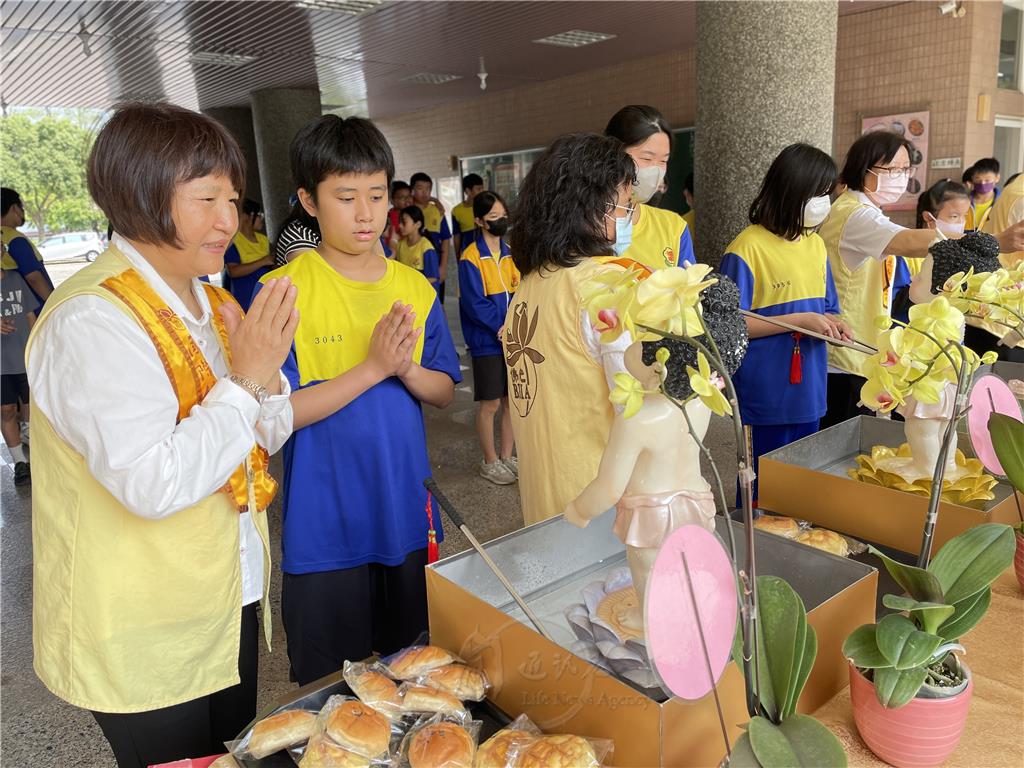 學生在義工的引導下，虔誠浴佛並共同許下「做好事、說好話、存好心」的美好願望，場面溫馨莊嚴。.jpg