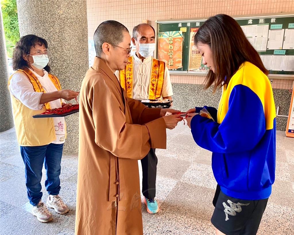 法師致贈象徵吉祥與金榜題名的紅色手圈與智慧筆與考生結緣，傳遞佛祖賜予的信心與祝福。.jpg
