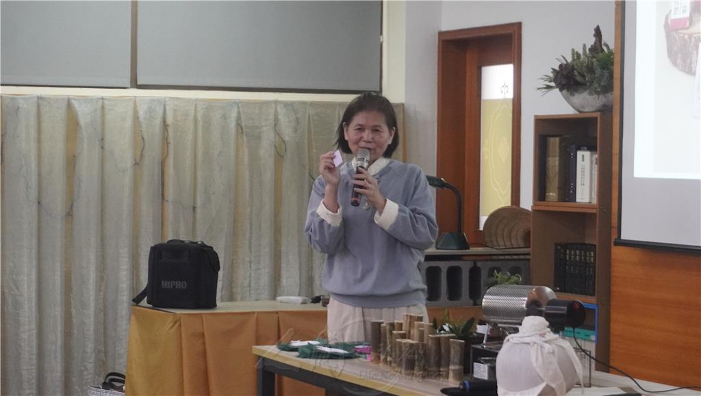 國際佛光會中華總會梅山分會會長黃玉娟為學生帶來精彩的「茶文化演繹」，透過富含人文精神的體驗，對茶文化