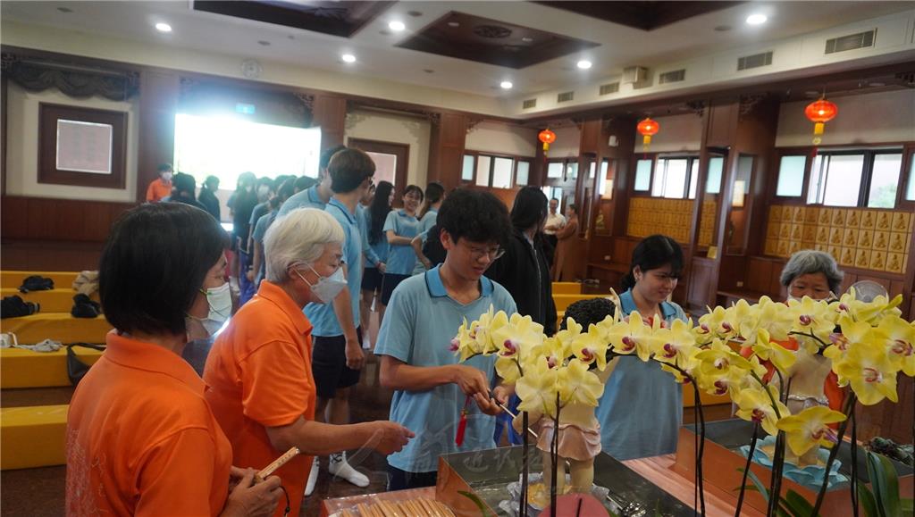 學生們藉由浴佛儀式洗滌身心，並發願力行「三好」，做好事、說好話、存好心，種下善的種子。.png