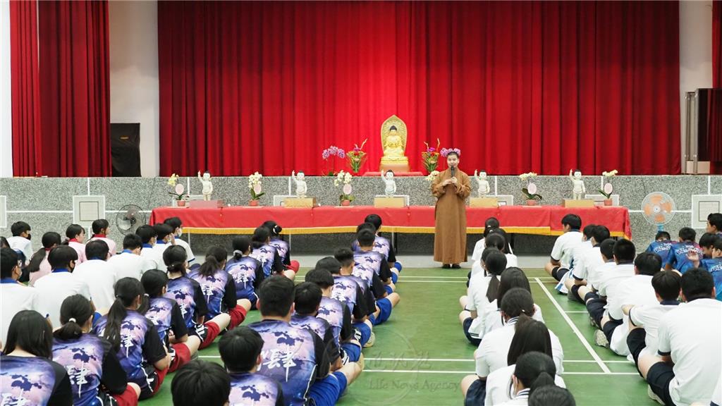 如君法師開示，會考在即，考生難免緊張焦慮，透過佛菩薩慈悲的加持，可幫助學生們安定心神、提升自信，讓身
