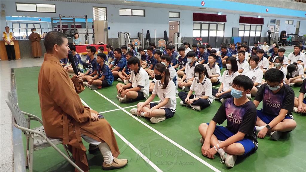 如君法師引導大家靜坐練習，教授以呼吸數息安定心念的方法，幫助考生專注當下、穩定情緒，以沉著自信的心態