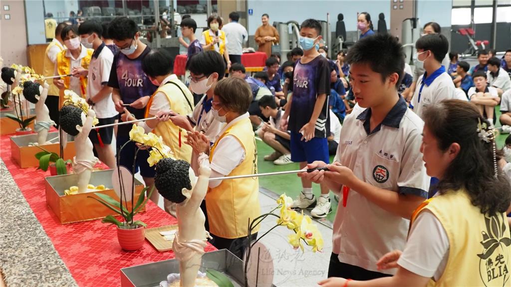 「我願做好事、我願說好話、我願存好心」的三好誓言，迴盪在會場中，學生們跟隨佛光義工井然有序浴佛，態度