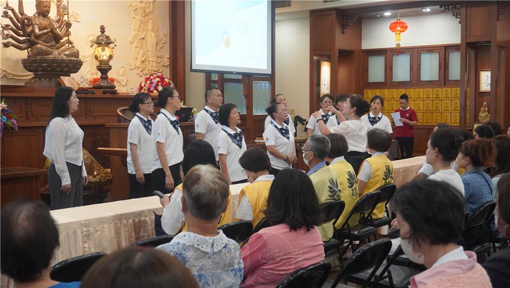 大林佛光合唱團以一曲人間音緣〈流轉〉揭開序幕。.jpg