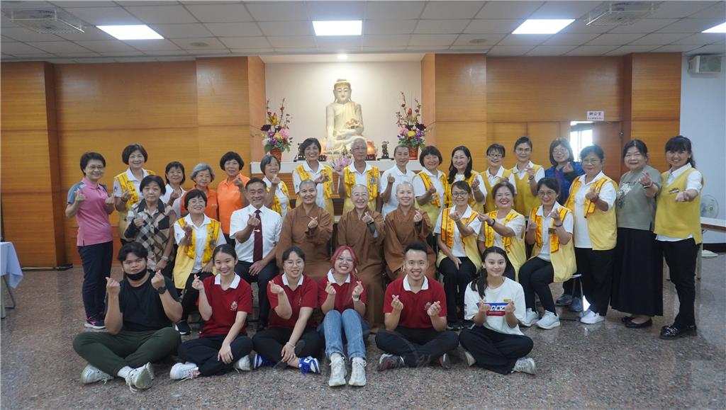 講座結束圓滿，大林講堂各分會幹部、青年團歡喜與覺培法師（中）合影。.jpg