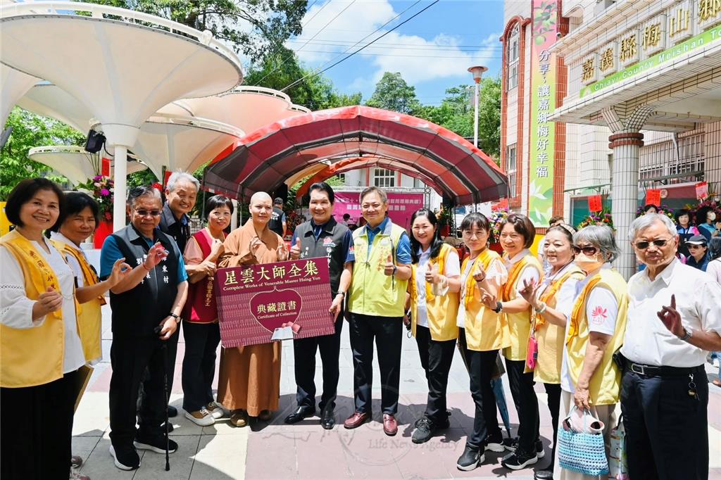 佛光山大林講堂監寺如君法師率領梅山分會幹部出席，代表捐贈《星雲大師全集》395冊，大眾於會場前歡喜合影