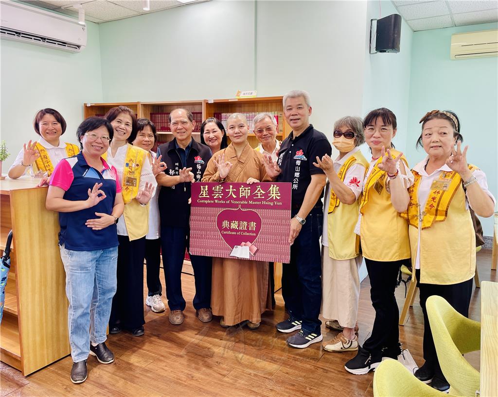 如君法師與梅山分會幹部於梅山圖書館典藏《星雲大師全集》書櫃前歡喜合影。.jpg