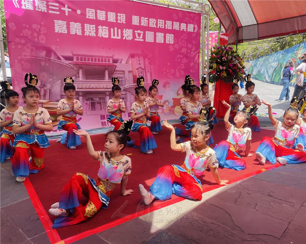 贈書典禮前，梅山鄉立托兒所精采的敦煌舞表演。.jpg