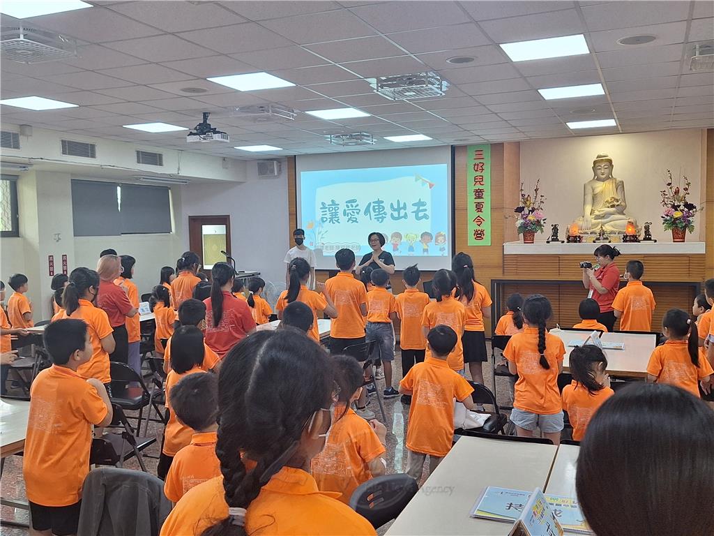 「手語之美」課程由陳玥縈帶領，教唱〈讓愛傳出去〉，結合手語演繹。.jpg
