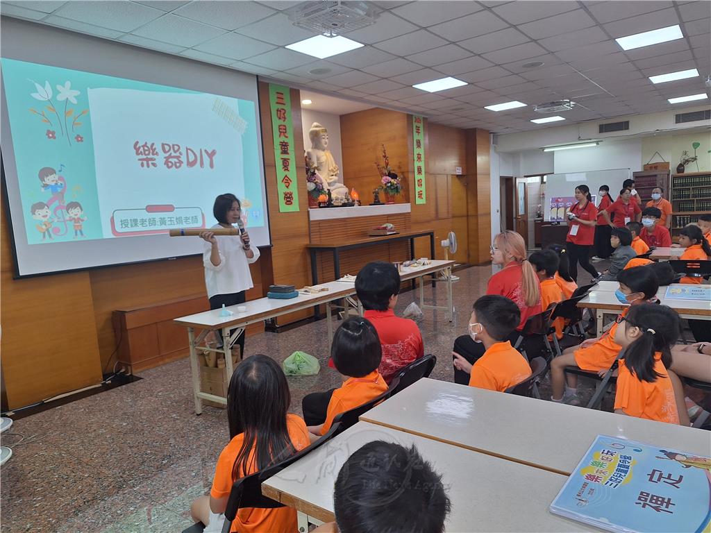 「竹樂器DIY」課堂小朋友們正專注聆聽老師介紹四種竹製樂器。.jpg