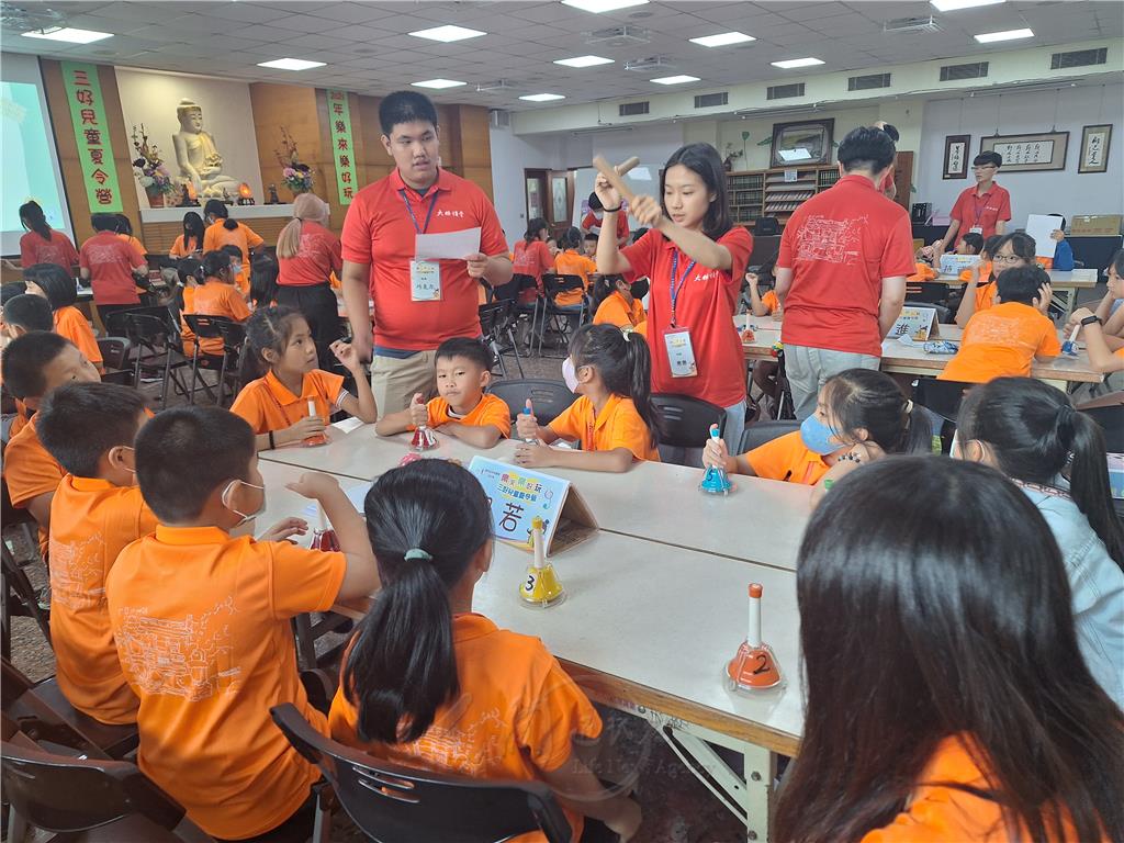 「樂器體驗」時段，示範以音鐘為旋律主軸，搭配節奏樂器演奏後，小隊輔隨即化身指揮，引導學員們演奏〈小星