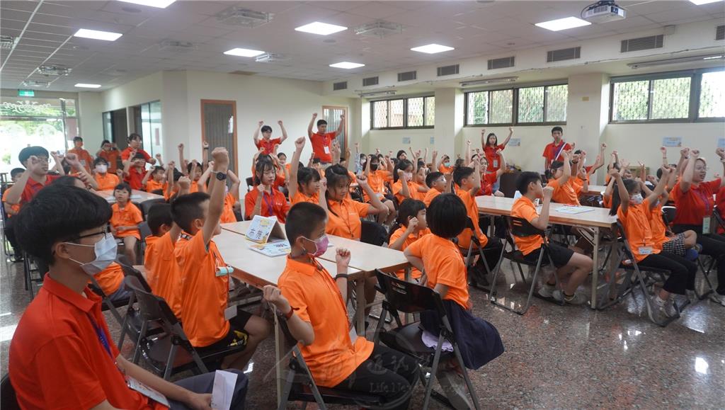 最後一天的「大地遊戲」，由大林佛光童軍6位服務員擔任關主，各小隊齊心完成闖關挑戰。在激昂的隊呼聲中，