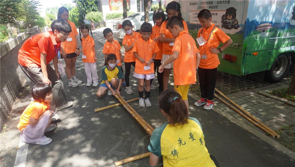 布施小隊在「大地遊戲」中齊心輪流完成「步步高昇-竹竿舞」闖關挑戰。.jpg
