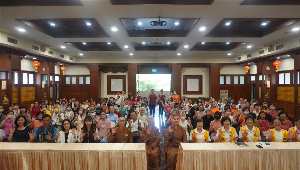 講座圓滿，大眾於佛前歡喜大合照。.jpg