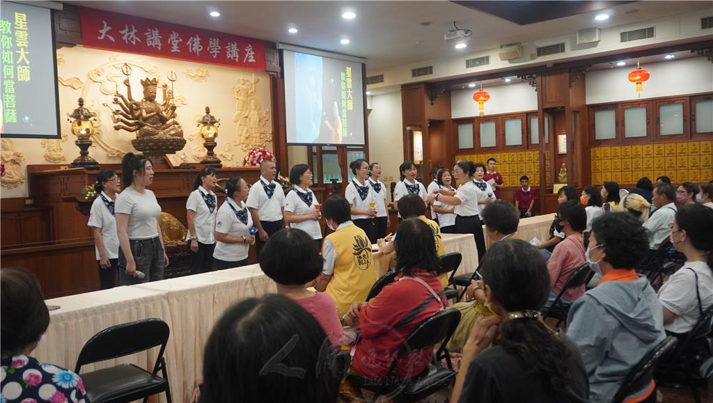 講座開始前，佛光大林合唱以人間音緣歌曲揭開序幕，為整場講座增添法喜氛圍。.jpg