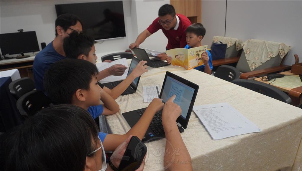 兒童佛學會考高級組，採用「三好兒童佛學教科書」作為教材，義工老師與佛光青年一起引導學員認識題庫內容，