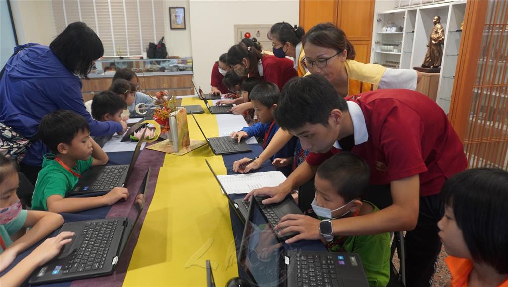 兒童佛學會考初級組，採用「三好兒童佛學教科書」作為教材，義工老師與佛光青年一起引導學員認識題庫內容，