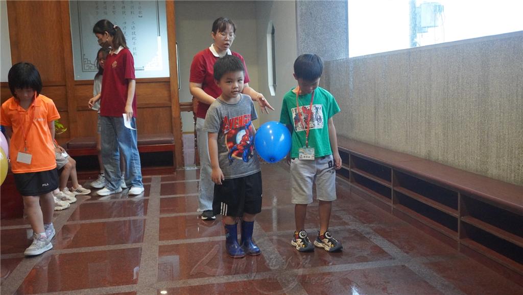 結合「三好品德教育」的闖關遊戲亦深受歡迎，第三關「氣球保衛隊」強調團隊合作，考驗默契與溝通。.png