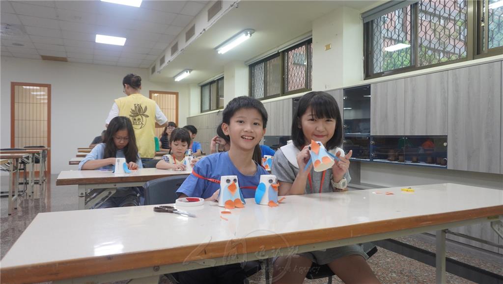 「紙杯企鵝」創意課程，孩子們展完成後紛紛開心展示，有滿滿的成就感。.png