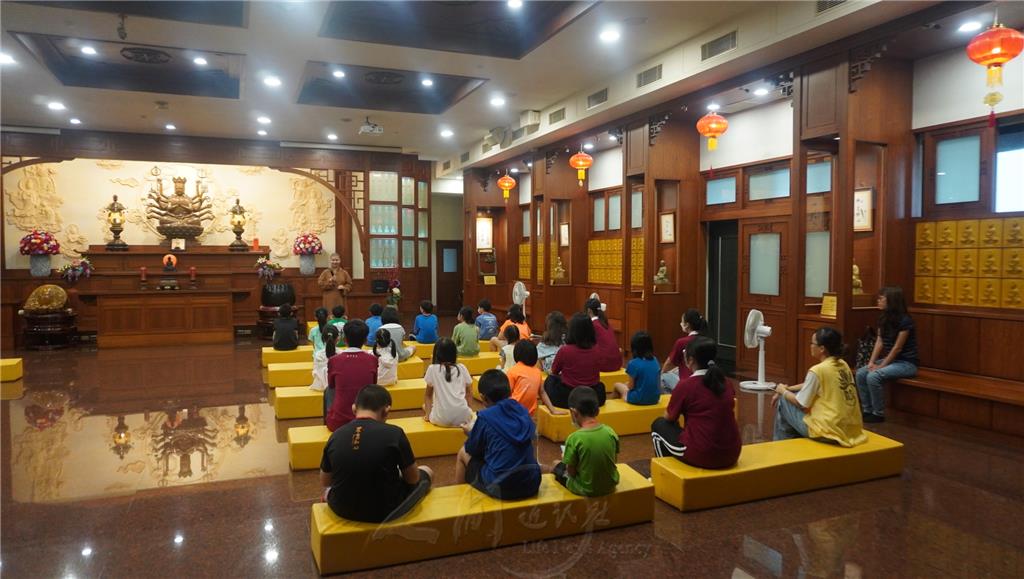 監寺如君法師引領小菩薩們「與佛接心」，親授佛門禮儀，學習禮佛拜佛，並殷殷祝願「三好」入心，實踐於日常