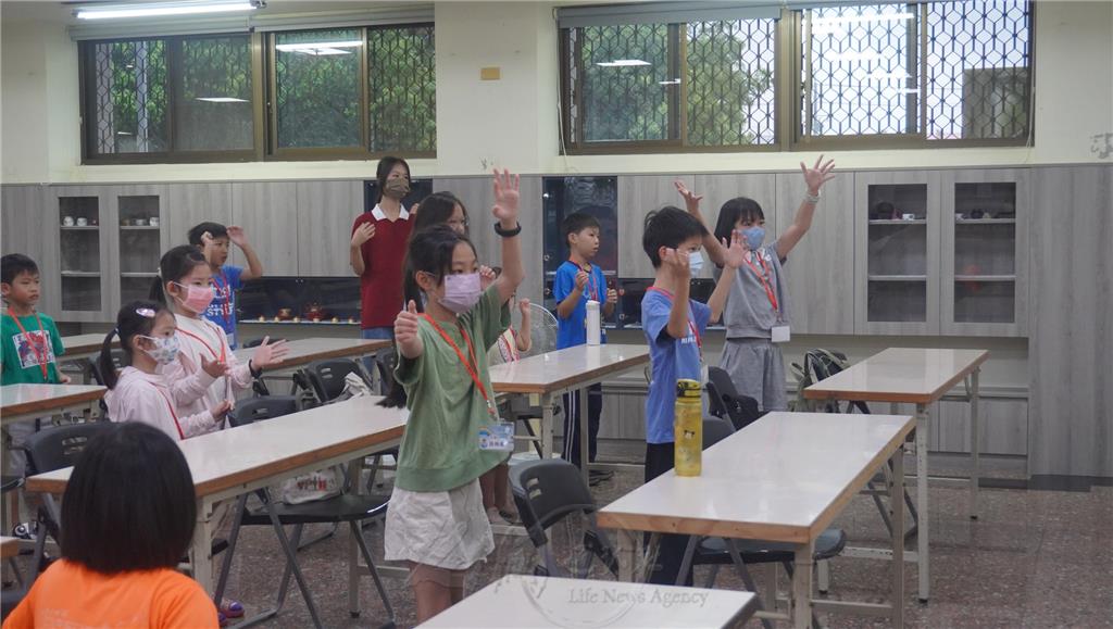 大林佛光青年團以人間音緣〈三好歌〉唱跳揭開序幕，帶領現場小學員們一起展現朝氣，活絡氣氛。.png