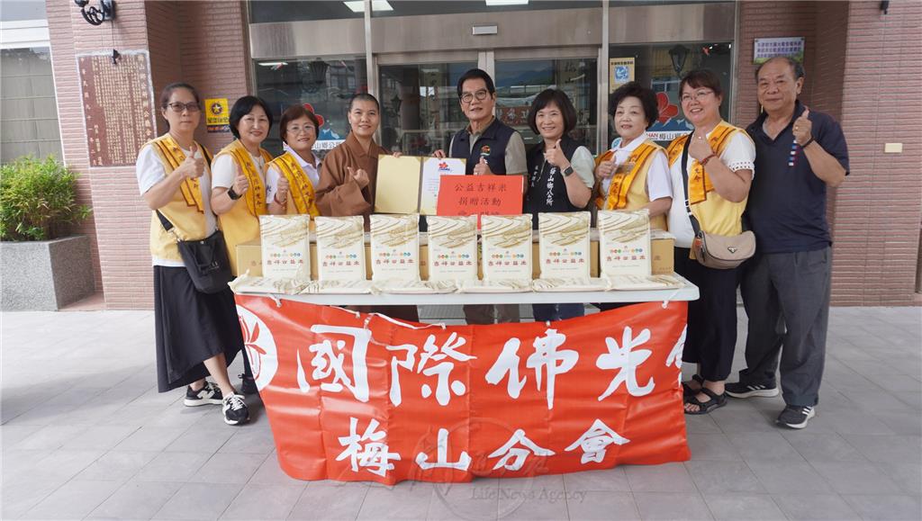 大林講堂監寺如君法師與督導長簡麗芳(左3)，8月7日帶領佛光人前往梅山鄉公所，捐贈公益「吉祥米」。由鄉長