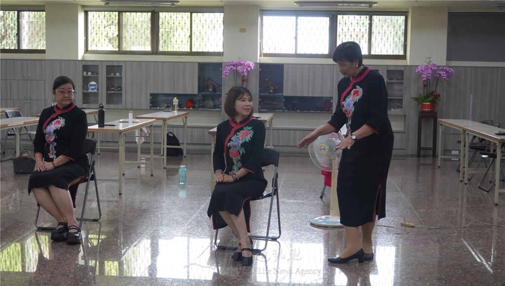 大林分隊長翟淑珍(右1)，教授知賓站、坐、走的基本姿勢。課程不僅要求美觀大方，更注重人體工學與實際應用