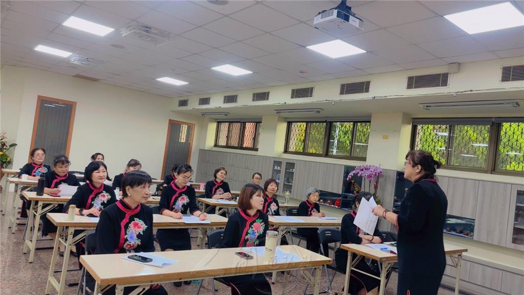 培訓課程安排中「知賓讀書會」，由同濟中學校長高作屏帶領，以佛光山開山祖師星雲大師著作《人間萬事．走路