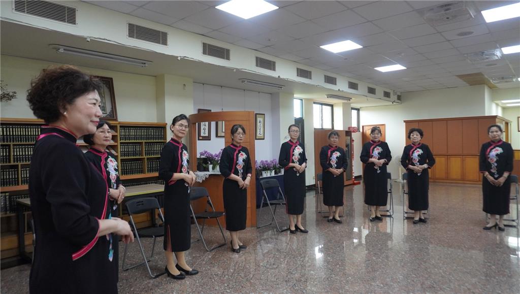 圓福知賓分隊長陳季英(左1)教授知賓站、坐、走的基本姿勢。課程不僅要求美觀大方，更注重人體工學與實際應