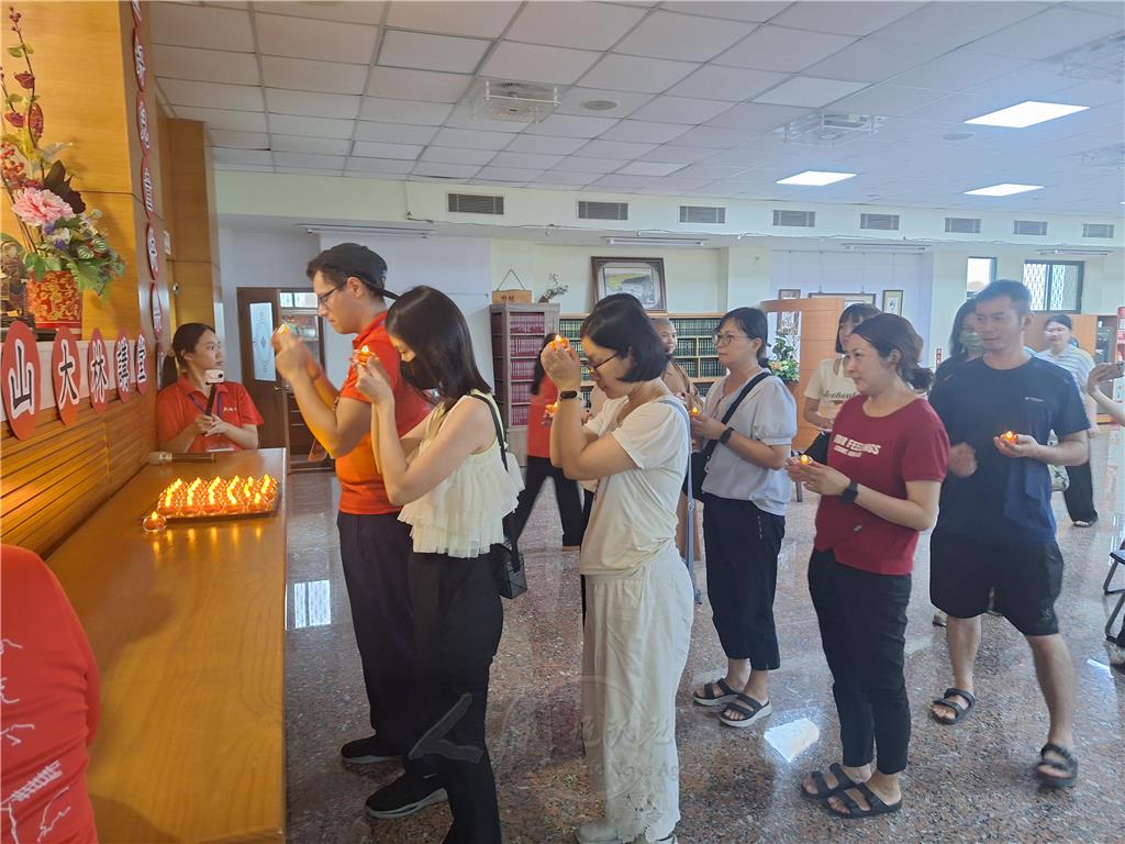 在「佛光兒童祝福禮」中，大眾於佛前獻燈祈福，祈願所有兒童皆蒙佛光加被，具足智慧與慈悲，健康快樂成長。