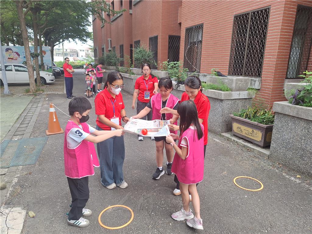 大地闖關遊戲「寶物歸還」。孩子們在遊戲中學習團隊合作的精神，專注合作通過阻礙，一起安全運送「寶物」。