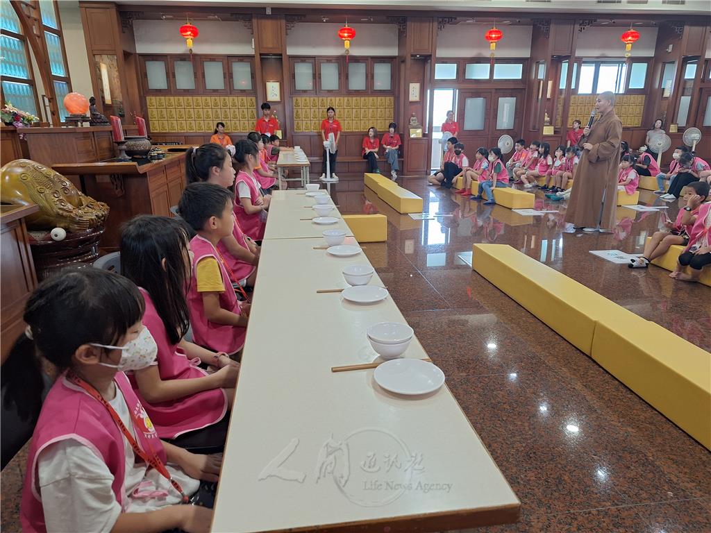 大林講堂監寺如君法師於佛門禮儀課程中教導學員禮佛與過堂的規矩，勉勵大家專注當下、好好吃飯、好好學習，