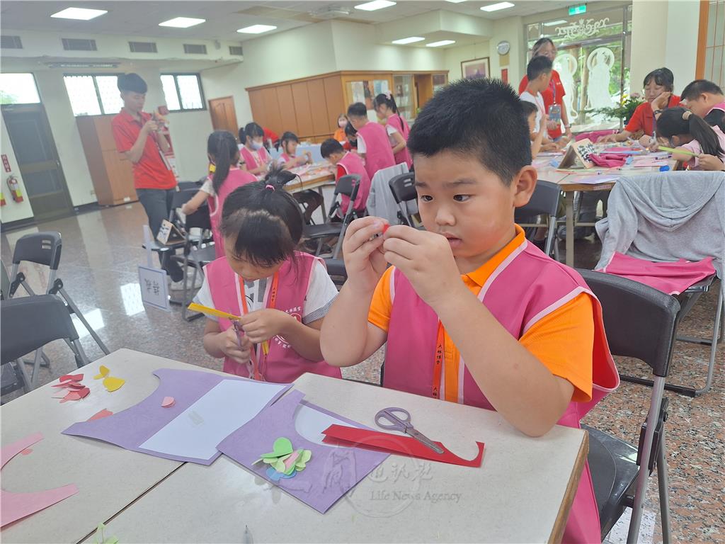 孩子們親手製作「感恩祝福卡」，專注剪貼愛心，期盼長輩收到親手製作的卡片時能感受到滿滿的溫暖。.jpg