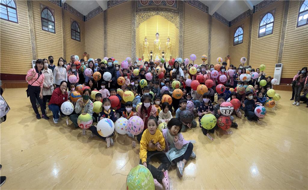 親子創意彩繪燈籠　慧慈寺光明在望迎新年
