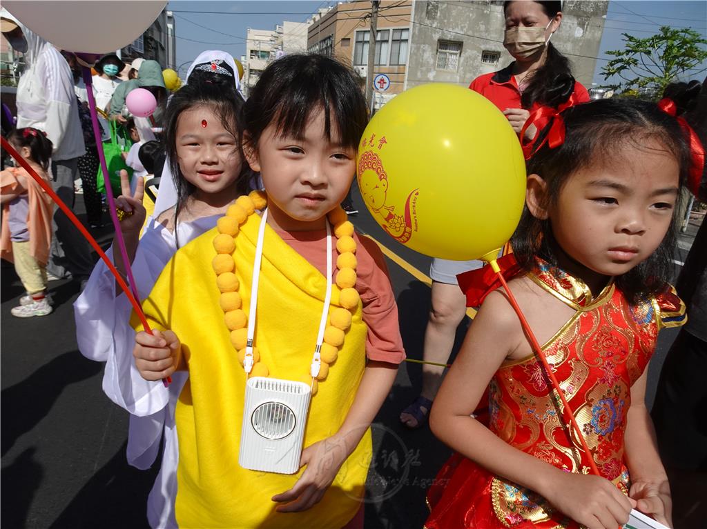 歡慶佛誕　慧慈幼兒園踩街送祝福