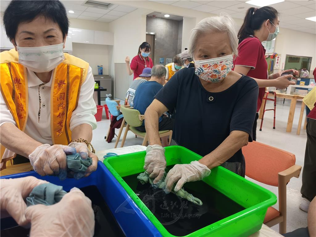 一布一繩皆是祝福　麻豆分會以藍染陪伴長者歡度父親節