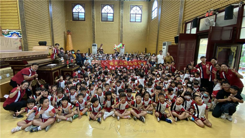 布袋戲響　慧慈幼兒園樂聚重陽