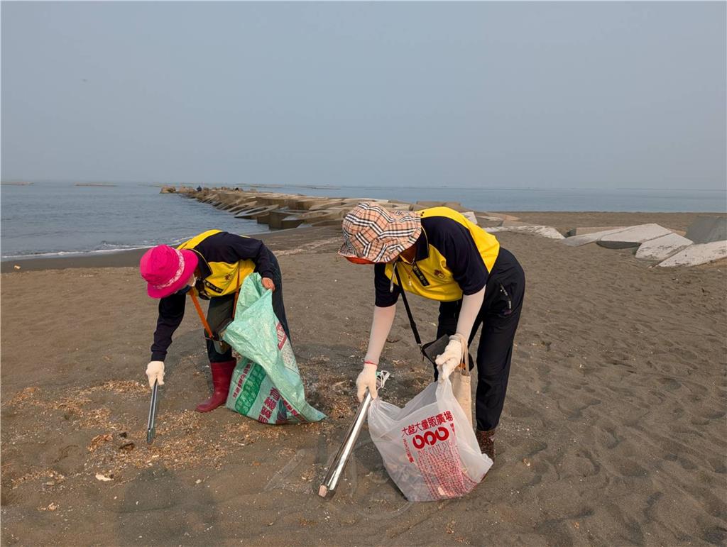 佛光人誦經淨灘護地球　黃金海岸踐行環保心保