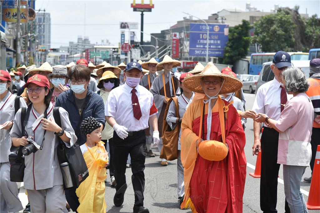 〔佛光山2026年傳授國際萬佛三壇大戒〕 佛誕與母恩交織　慧慈幼兒踅街種福田